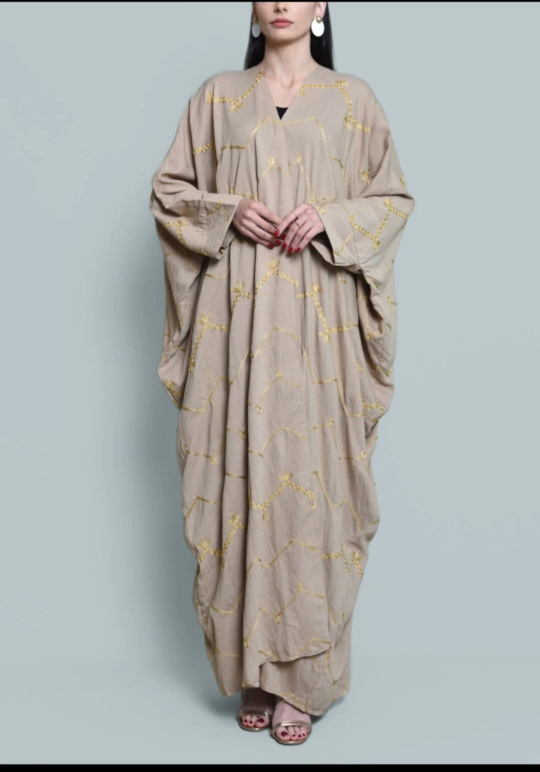 Beige embroidered bisht abaya