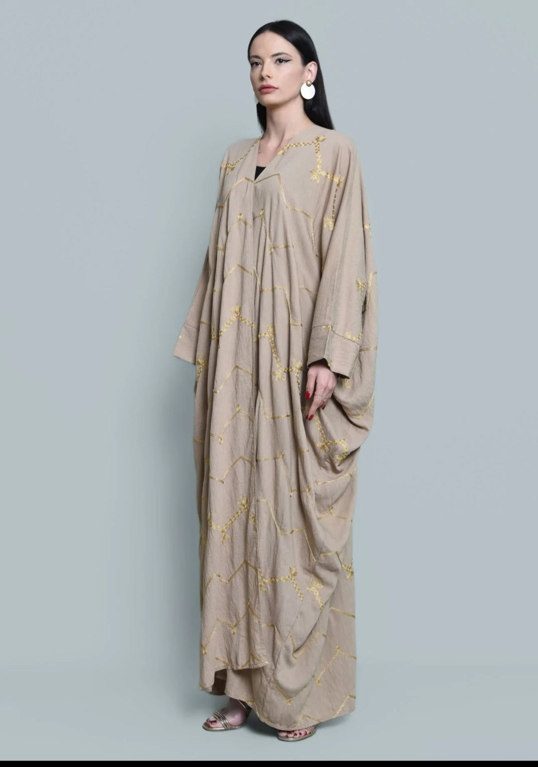 Beige embroidered bisht abaya