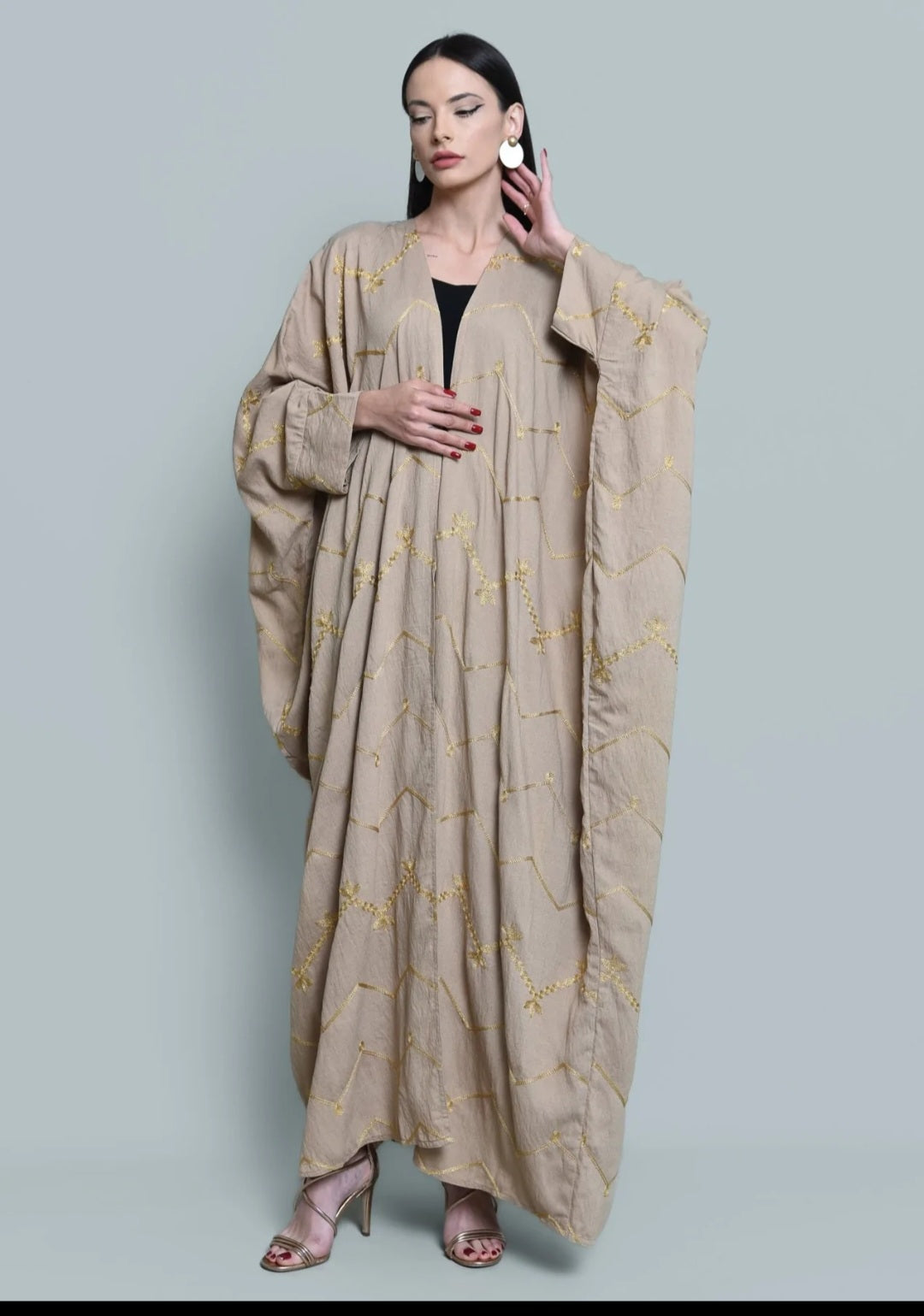 Beige embroidered bisht abaya